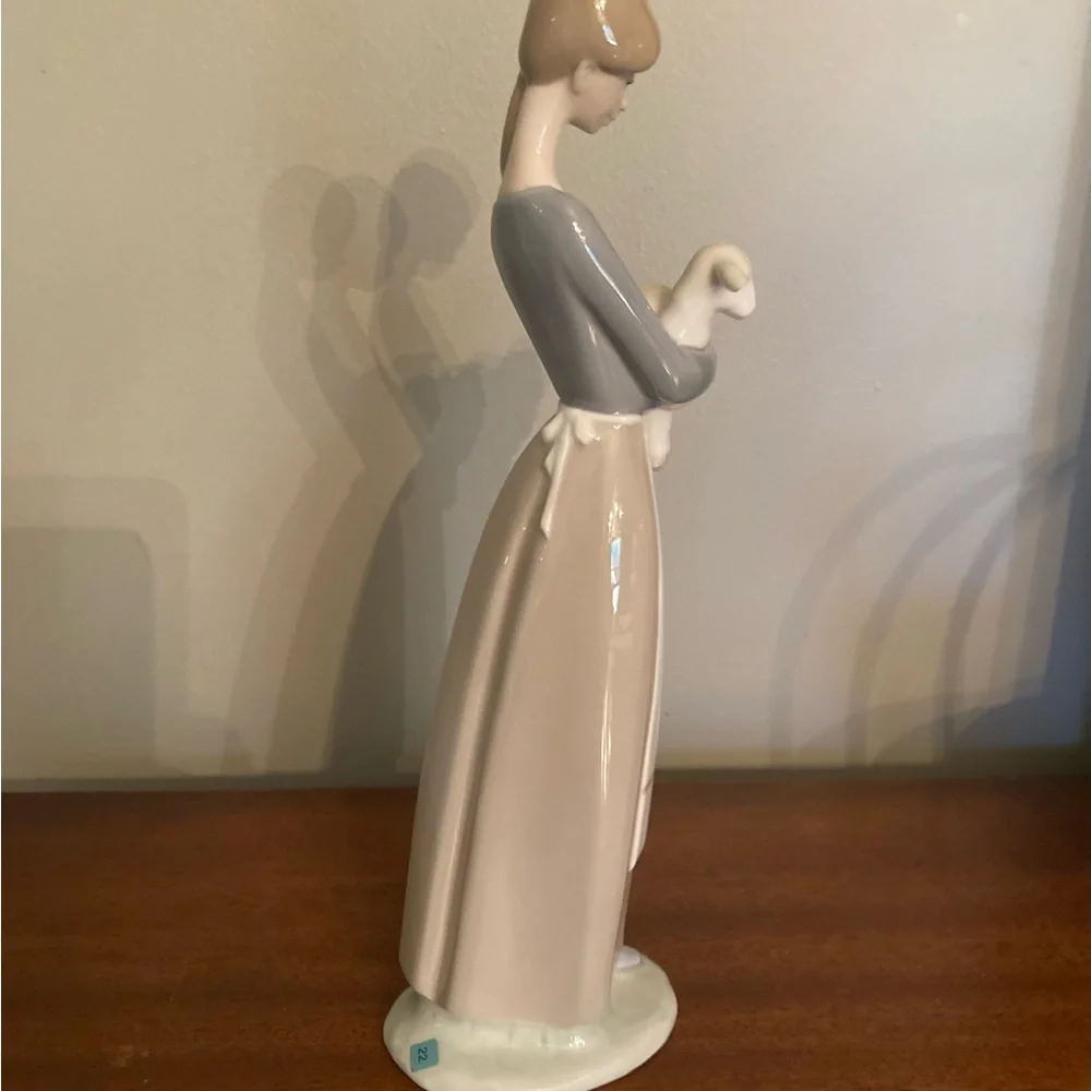 Lladro Girl With Lamb figurine - Picture 4 of 8